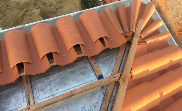 Tejado con sistema de aislamiento térmico para mejorar la eficiencia energética de una vivienda en Murcia