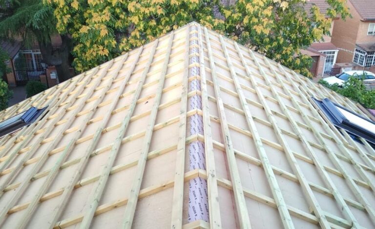 Tejado con sistema de aislamiento térmico para mejorar la eficiencia energética de una vivienda en Murcia
