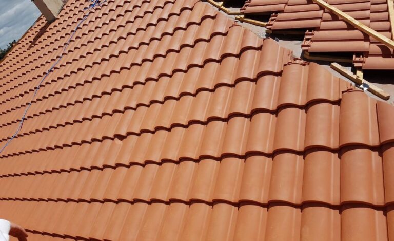 Tejado con sistema de aislamiento térmico para mejorar la eficiencia energética de una vivienda en Murcia