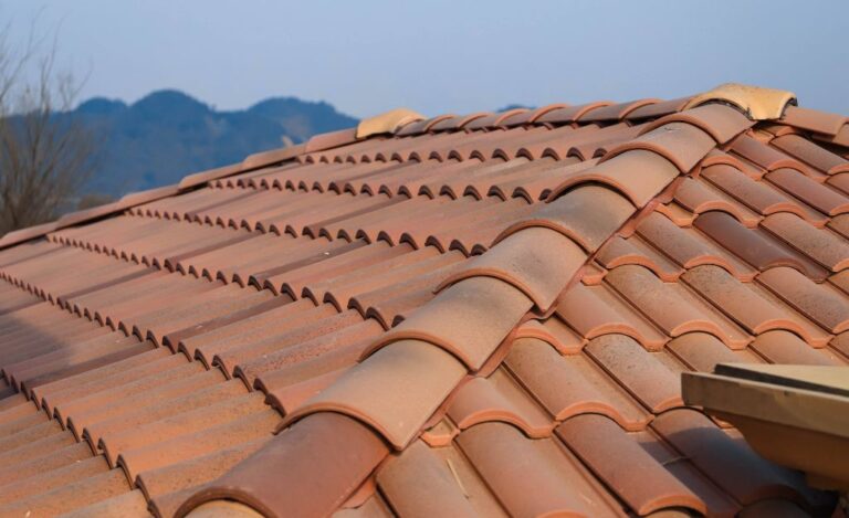 Tejado con sistema de aislamiento térmico para mejorar la eficiencia energética de una vivienda en Murcia