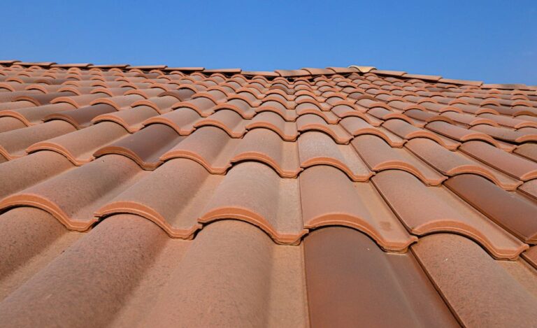 Tejado con sistema de aislamiento térmico para mejorar la eficiencia energética de una vivienda en Murcia